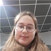 Étudiante qui veux bien aider à donner des cours à des élèves